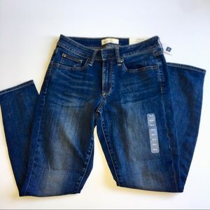 NWT. GAP Curvy Skinny Jeans. 29R.